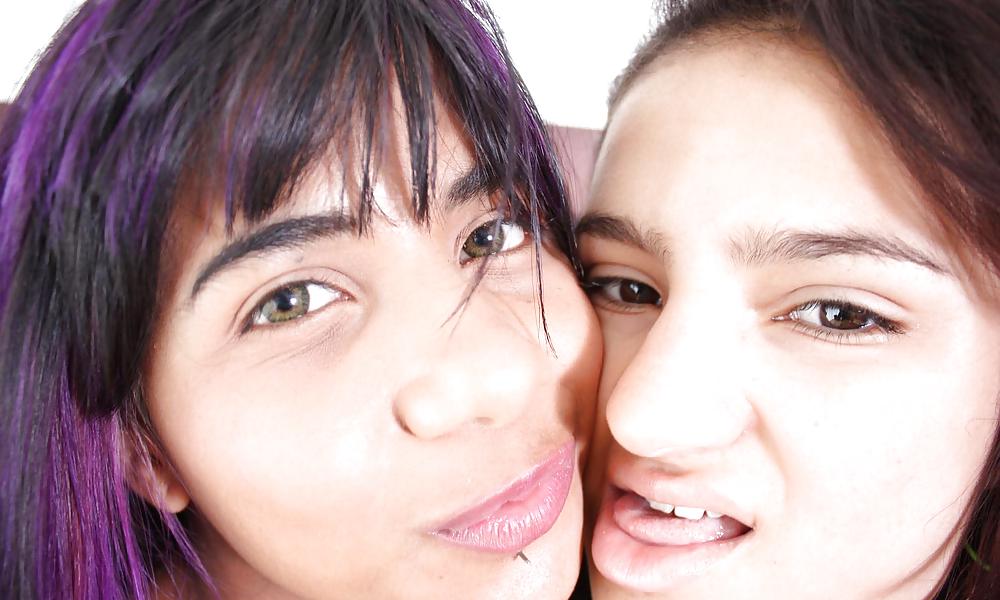 Charming Tobie - Licking and fingering with her girlfriend #4929938