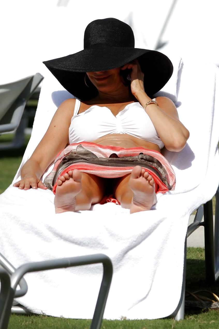 Sofia Vergara caught that deep cleavage out on the beach #2687750