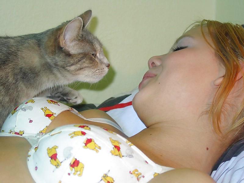 HOTTIE WITH HER CAT #1094775