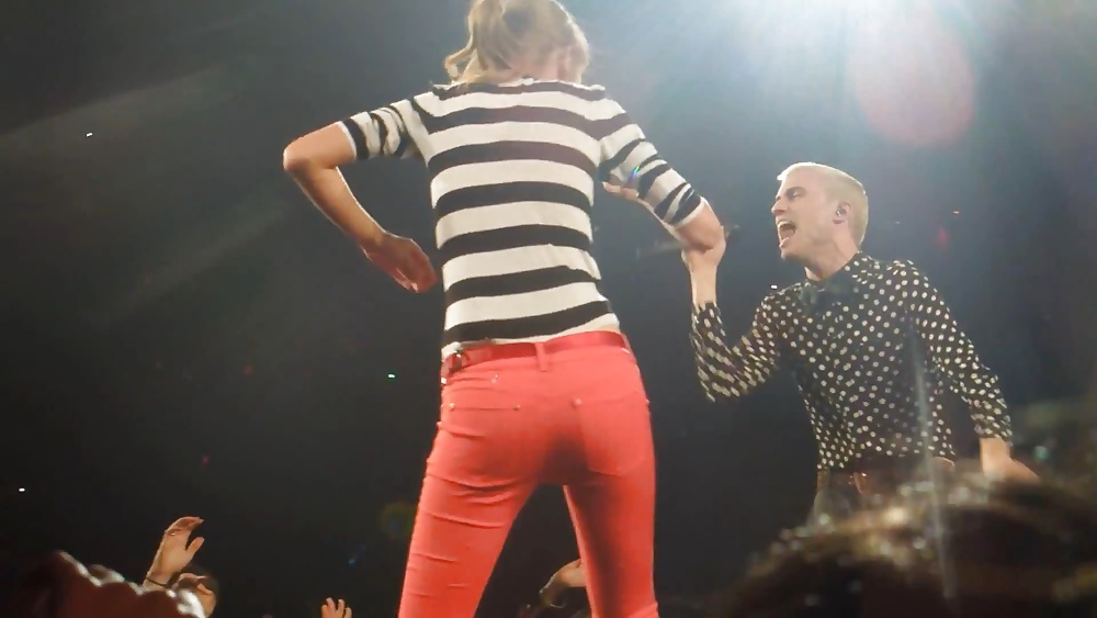 Taylor Swinft in tight jeans showing ass #21897432