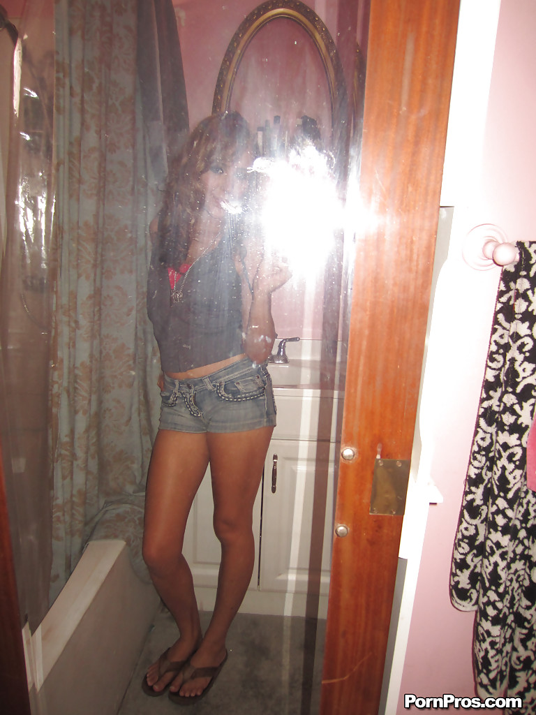 Gorgeous Latina Ella Milano is doing some self shots in close up #51833240