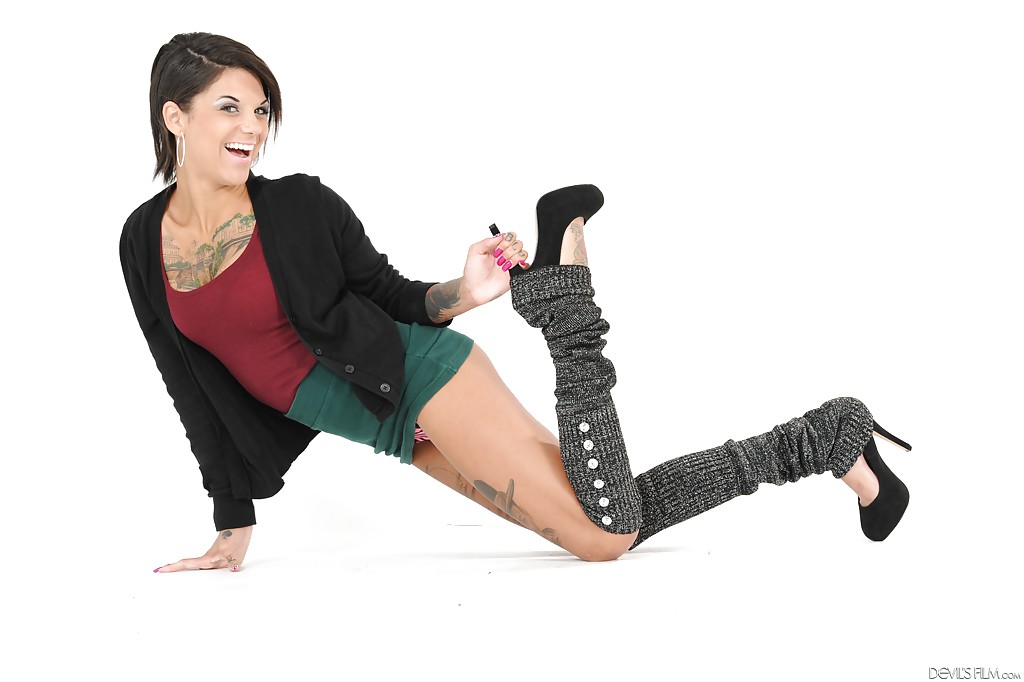 Staggering babe Bonnie Rotten posing in stockings and showing tits #52941202
