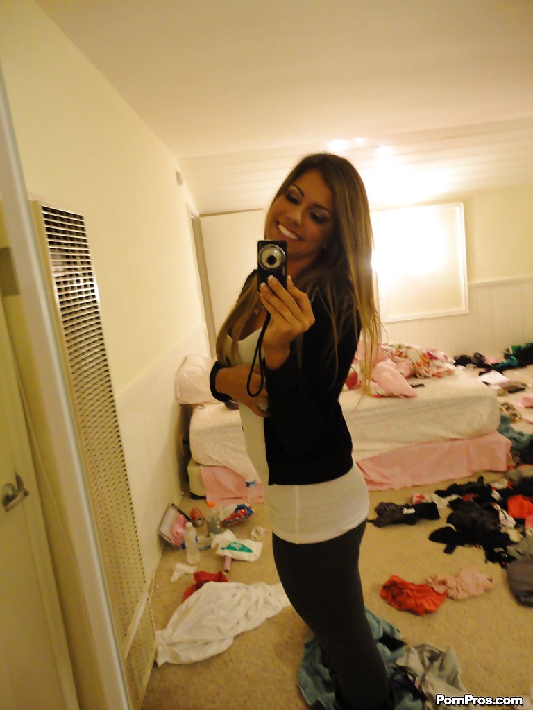 Amateur Bella Beyle strips to make some homemade shots in lingerie #51110111