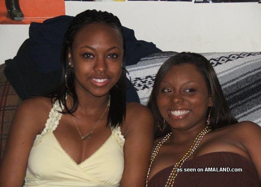 Ebony hottie poses slutty on cam #68283983