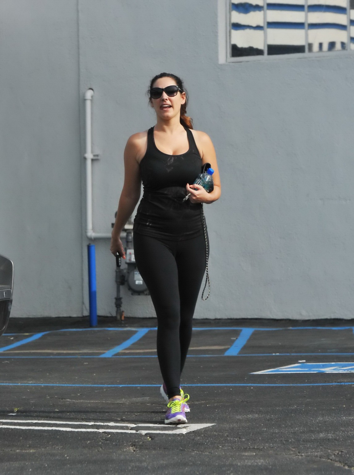 Kelly Brook busty showing cameltoe in a tiny black top and tights out of the gym #75175933