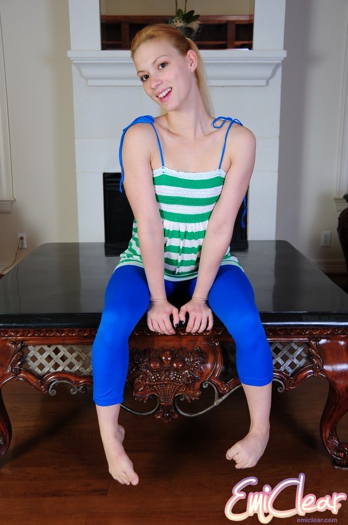 Teen shows her toes #78020771