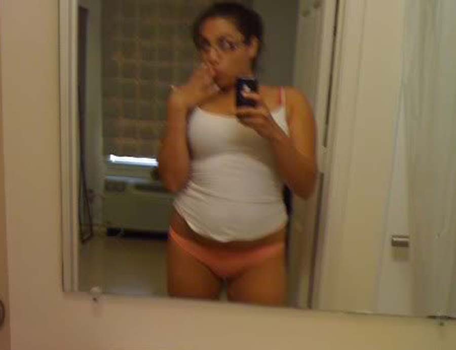 Nice collection of an amateur Spanish hottie's sexy selfpics #77957156