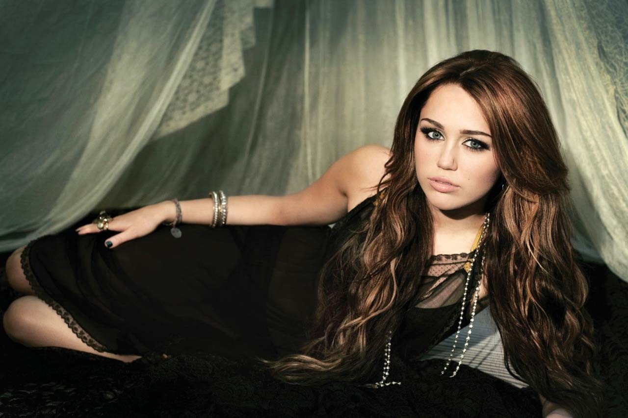 Miley Cyrus showing huge cleavage and great legs in some photoshoot #75304899