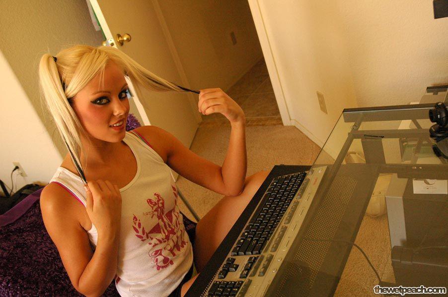 Pictures of wet peach Lindsay getting slutty at the computer #58970254